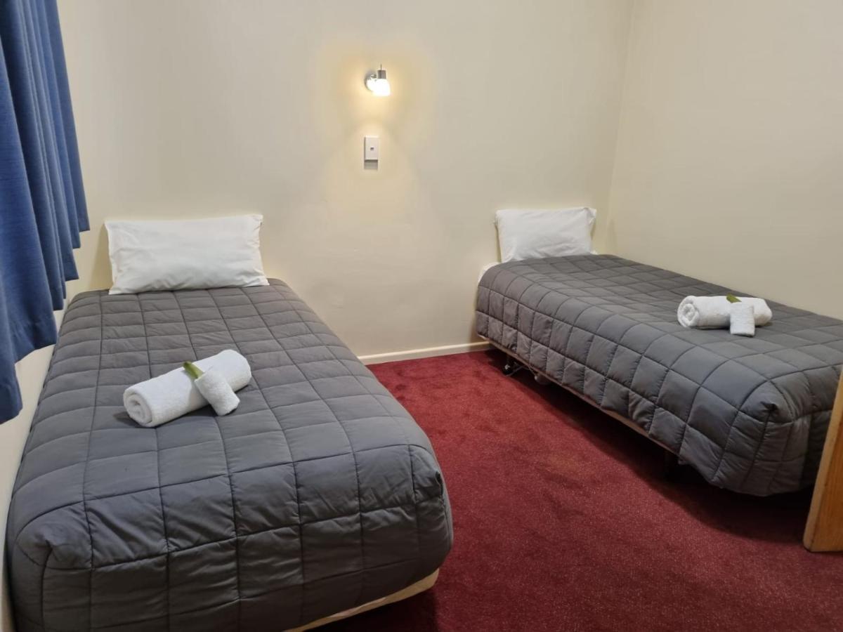 Oasis Bar & Hotel ワイオウル エクステリア 写真