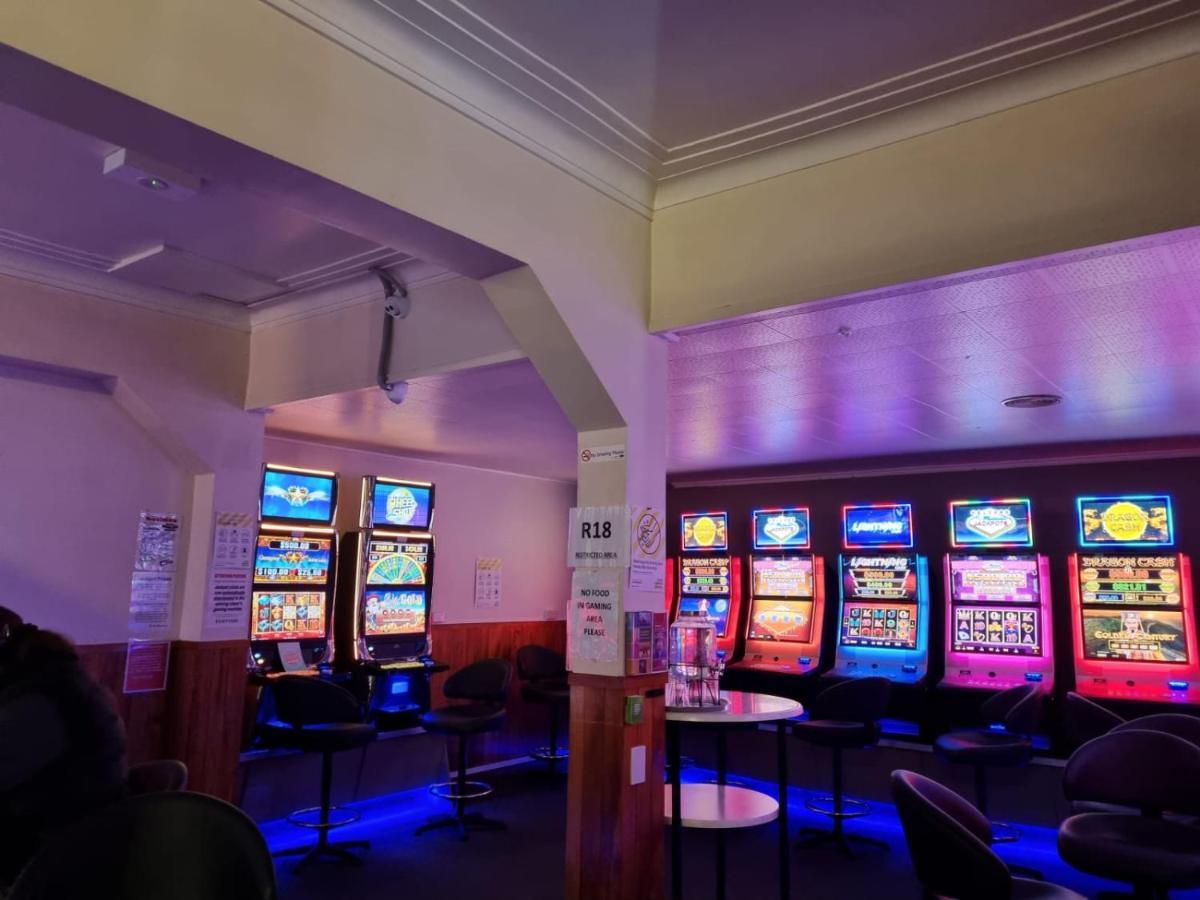 Oasis Bar & Hotel ワイオウル エクステリア 写真